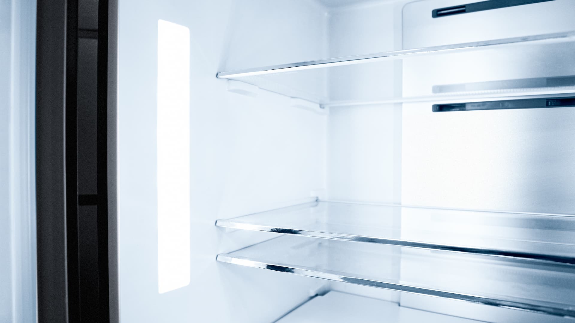 TCL fridge has Dual lateral LED lightings